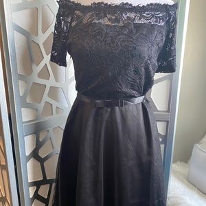 New, black , size medium. Vintage look/prom/party dress. Off shoulders.